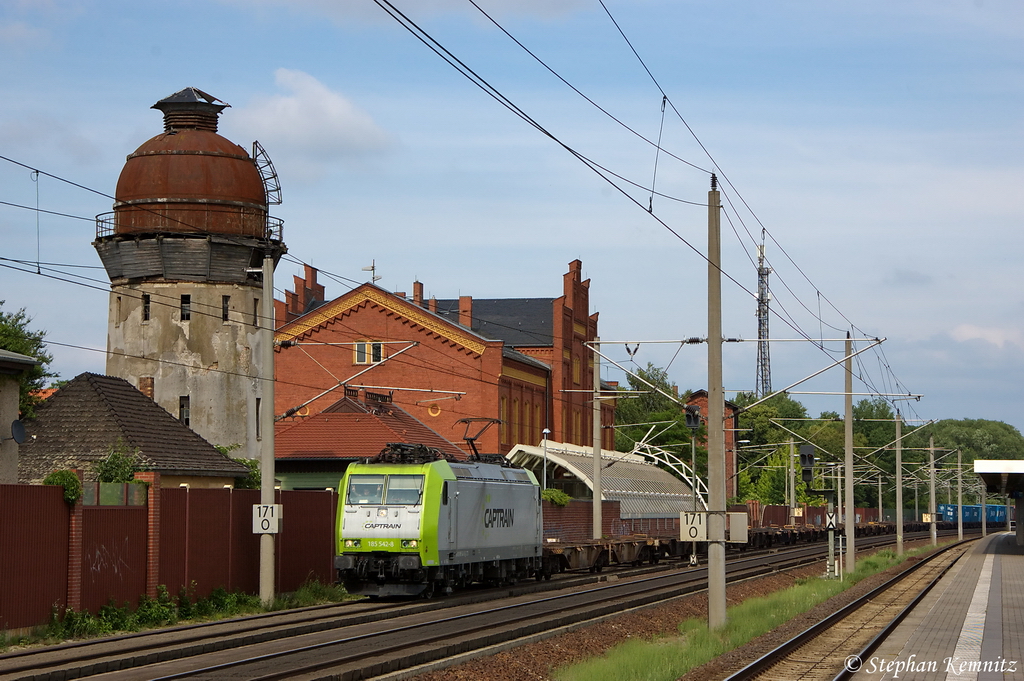 185 542-8 Captrain Deutschland GmbH f�r RBB - Regiobahn Bitterfeld Berlin GmbH mit einem Containerzug in Rathenow und fuhr in Richtung Stendal weiter. Netten Gru� an den Lokf�hrer! 13.06.2012