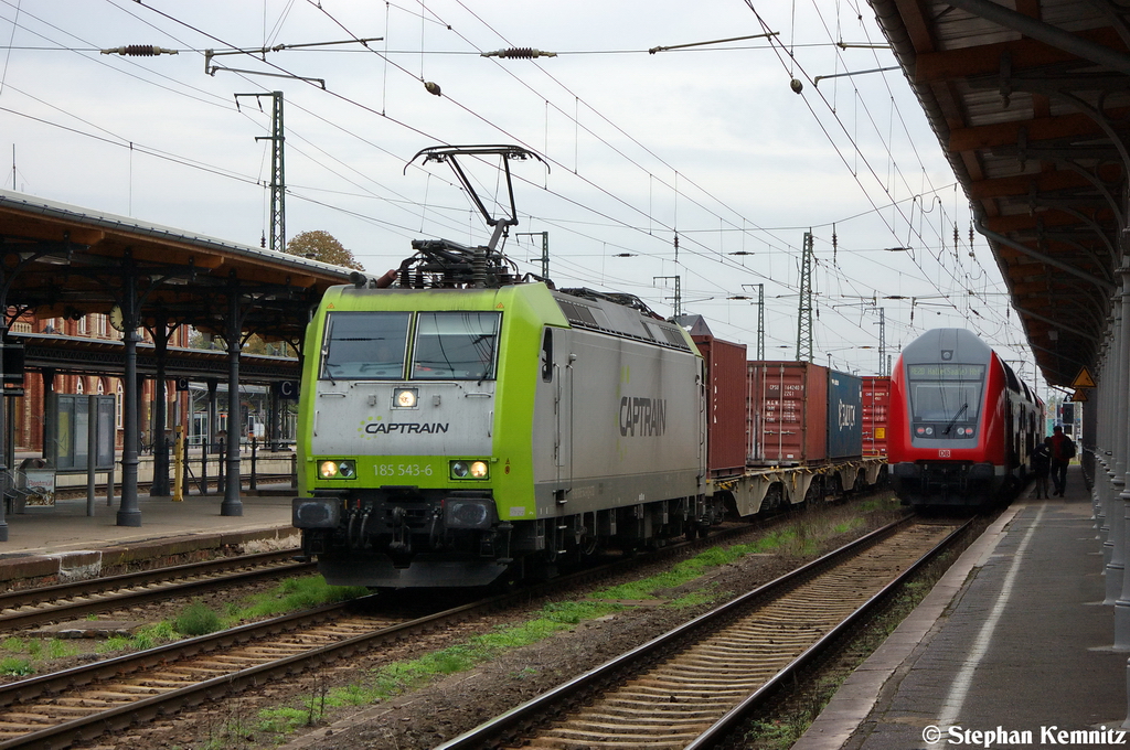 185 543-6 Captrain Deutschland GmbH f�r ITL Eisenbahn GmbH mit einem Containerzug in Stendal und fuhr in Richtung Wittenberge weiter. 12.10.2012