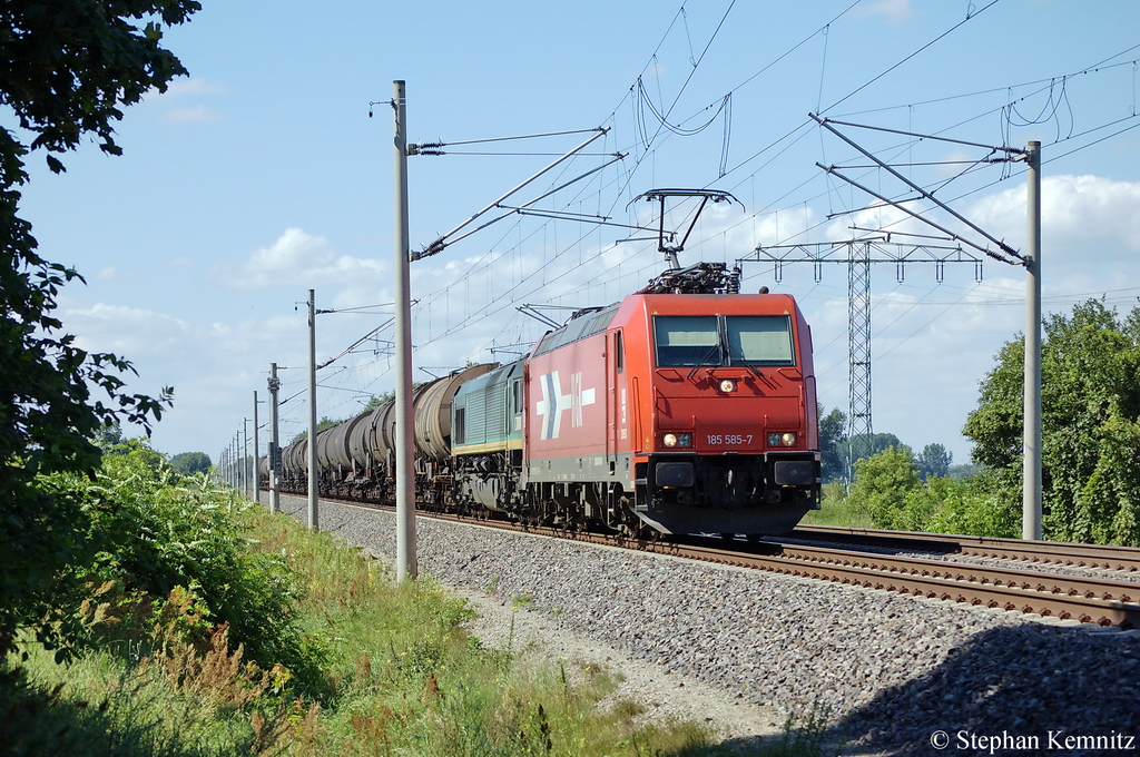 185 585-7 (HGK 2053) & DE 63 (266 063-1) der HGK - H�fen and G�terverkehr K�ln AG mit Kesselzug in Vietznitz Richtung Paulinenaue unterwegs. 02.08.2011