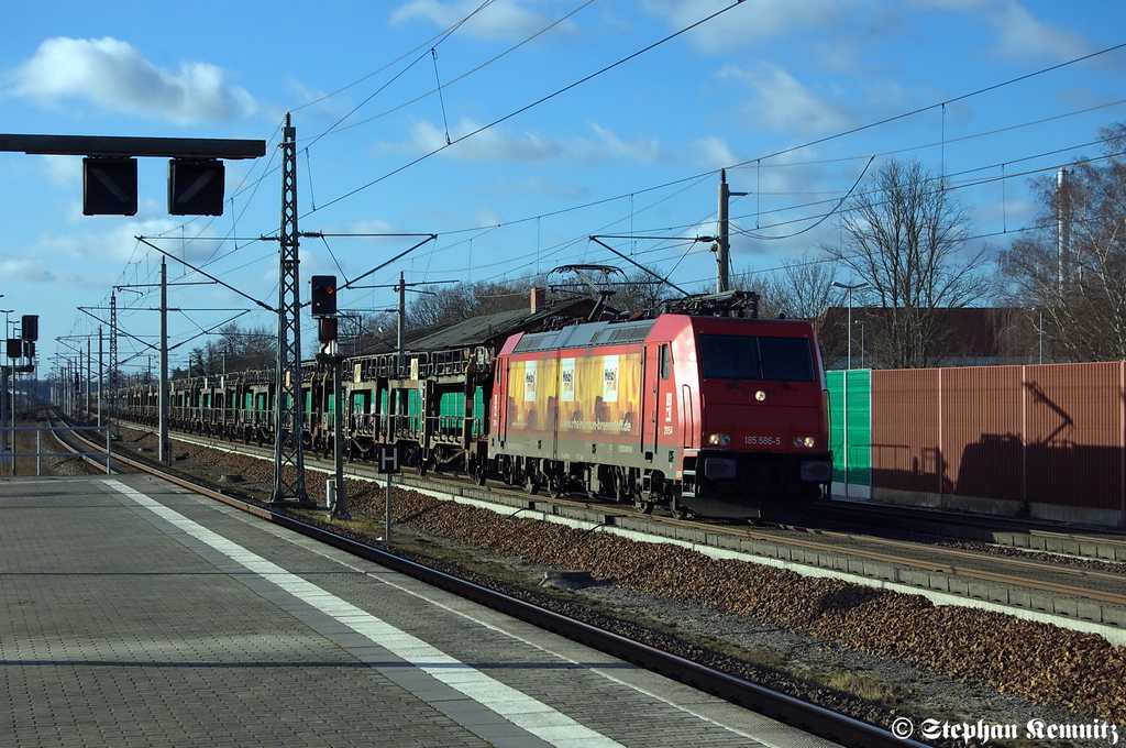 185 586-5 [HGK 2054] HGK - H�fen and G�terverkehr K�ln AG mit leeren Autotransportzug in Rathenow Richtung Wustermark unterwegs. 14.01.2012