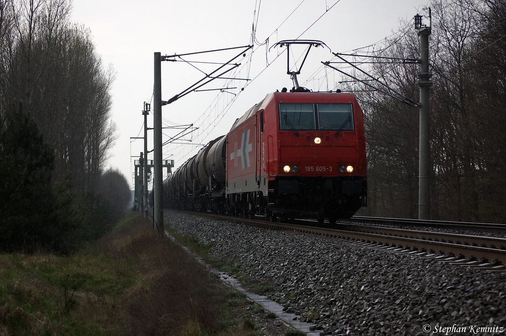 185 605-3 Alpha Trains f�r H�fen und G�terverkehr K�ln AG [HGK 2063] mit einem Kesselzug  Umweltgef�hrdender Stoff, fl�ssig)  bei Nennhausen und fuhr in Richtung Wustermark weiter. 12.04.2012