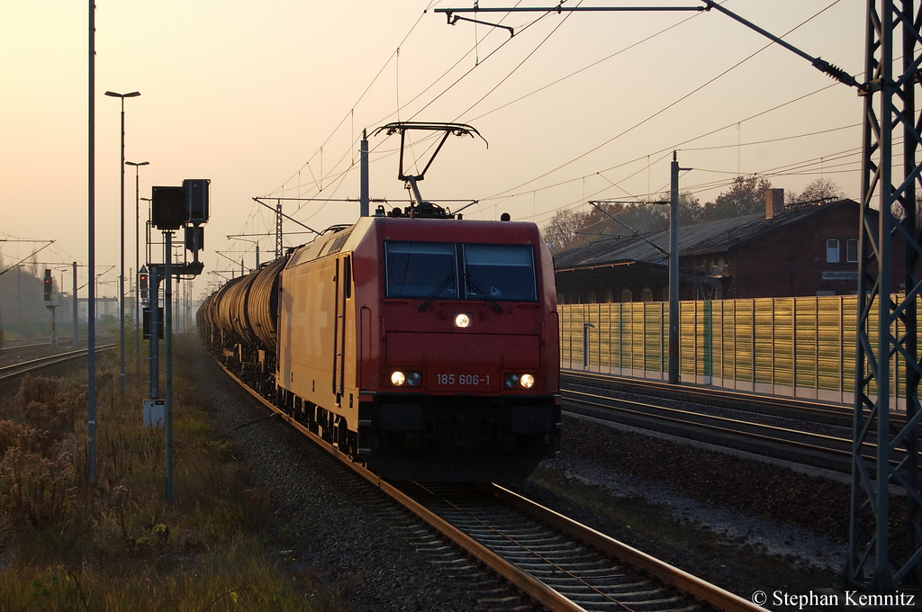 185 606-1 (HGK 2064) der HGK - H�fen und G�terverkehr K�ln AG mit einem Kesselzug f�r Umweltgef�hrdenden Stoffen in fl�ssiger Form in Rathenow Richtung Wustermark unterwegs. 07.11.2011