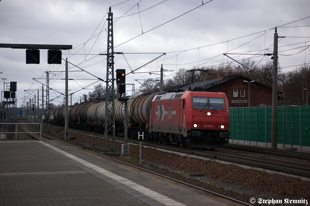185 630-1 der HGK - H�fen und G�terverkehr K�ln AG [HGK 2065] mit einem Diesel Kesselzug in Rathenow Richtung Wustermark unterwegs. 22.01.2012