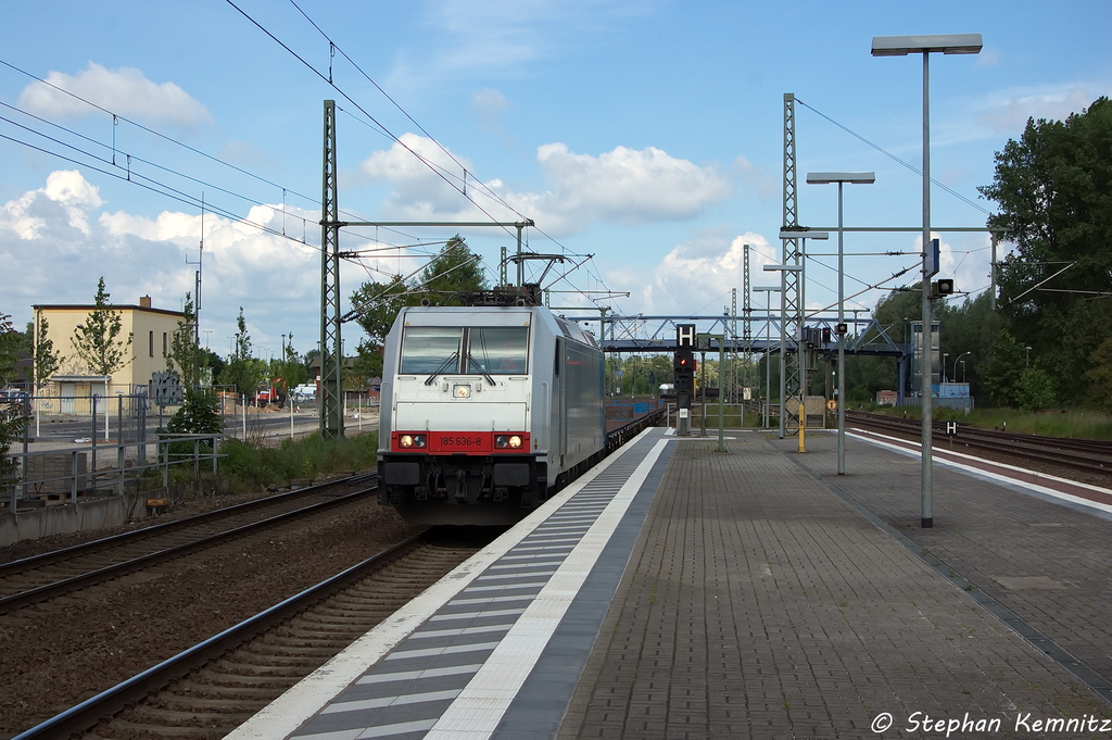 185 636-8 Railpool GmbH f�r RTB - Rurtalbahn Cargo GmbH mit einem kurzem G�terzug in Brandenburg und fuhr in Richtung Magdeburg weiter. 04.06.2013