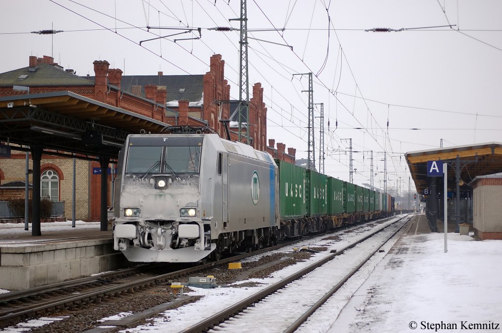 185 677-2 von der Railpool im Dienst f�r die ITL mit einem Containerzug in Stendal in Richtung Wolfsburg. 04.01.2011