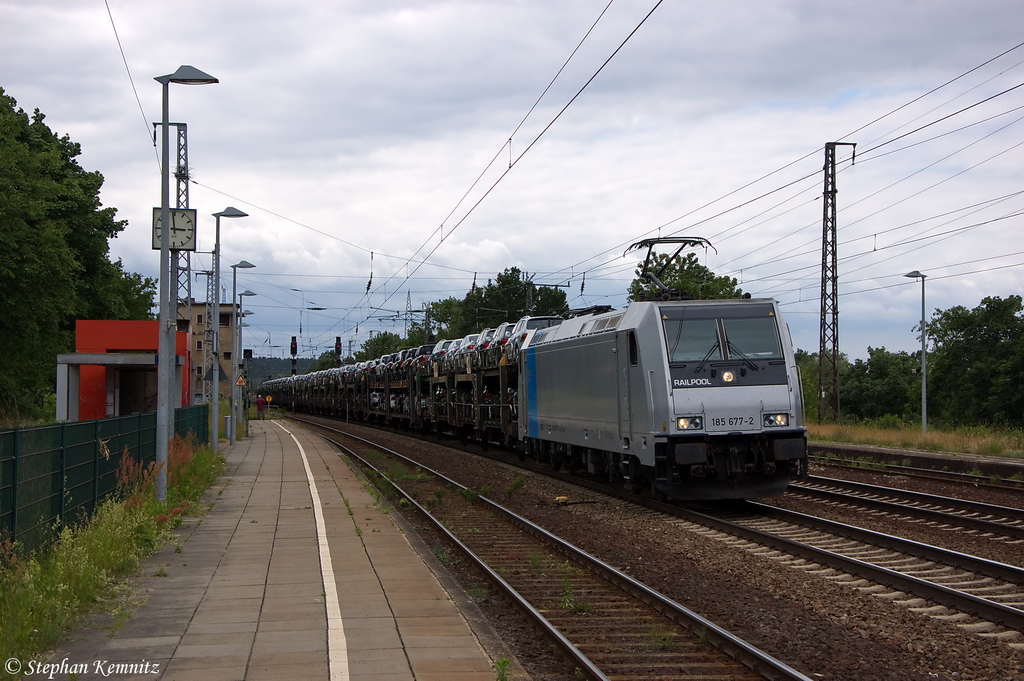 185 677-2 Railpool GmbH f�r PCT - Private Car Train GmbH mit einem VW Autotransportzug in Saarmund und fuhr in Richtung Genshagener Heide weiter. 05.06.2012 