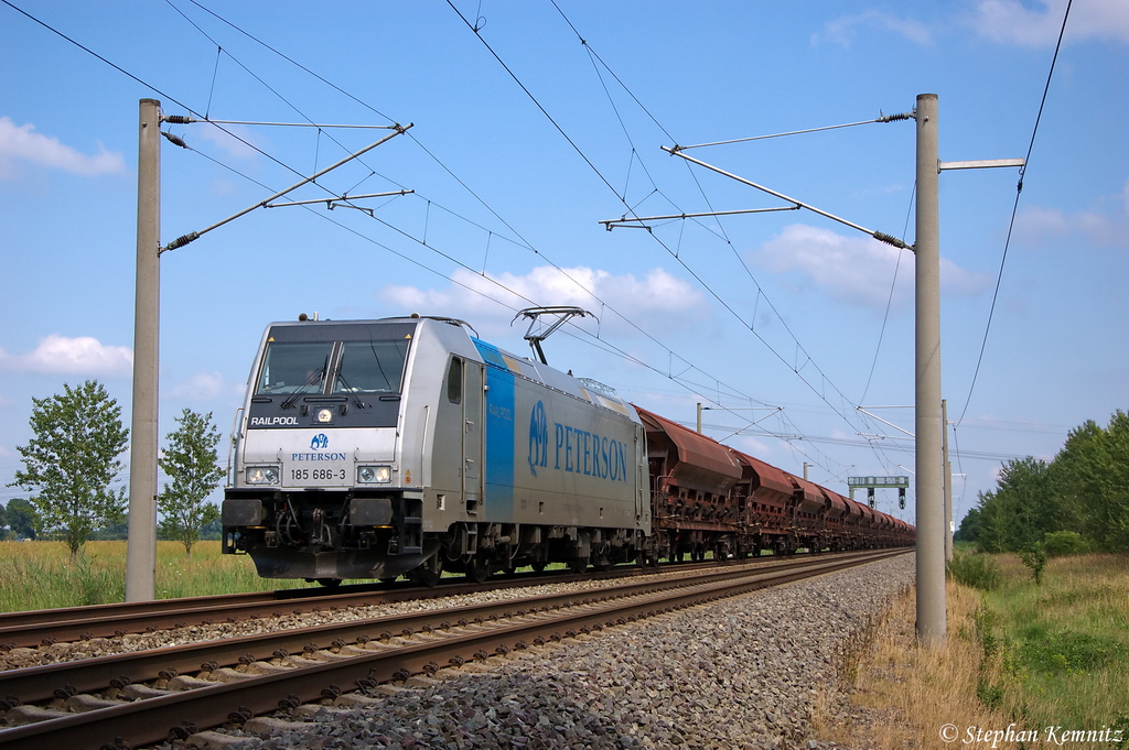 185 686-3 Railpool GmbH f�r SETG - Salzburger Eisenbahn TransportLogistik GmbH mit einem Tads Ganzzug bei Nennhausen und fuhr in Richtung Rathenow weiter. 06.07.2012