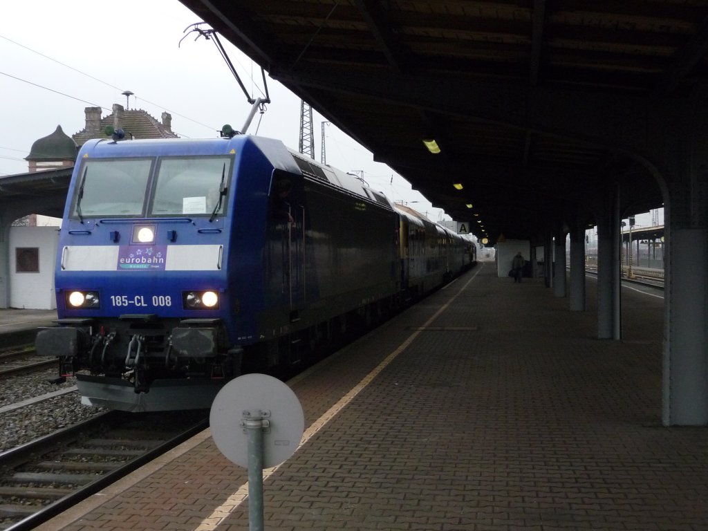 185 CL-008 (91 80 6185 508-9 D-ATLD) am 14.03.2010 in Schwerte (Ruhr). Es ist der letzte Tag des Ersatzverkehrs f�r nicht fristgerecht gelieferte FLIRT-Triebwagen. Aus diesem Anlass fuhr hinter der Lok ein  Dome-Car  des FEK mit. RE13 -> Hamm