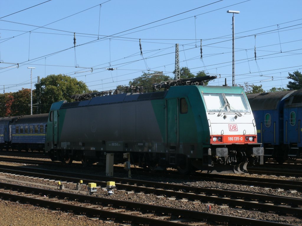 186 135 brachte,am 01.Oktober 2011,zuerst den Leerpark f�r D 1249 nach Saratow von Berlin Grunewald nach Gesundbrunnen und weiter bis Frankfurt/Oder.Aufnahme in Berlin Grunewald.