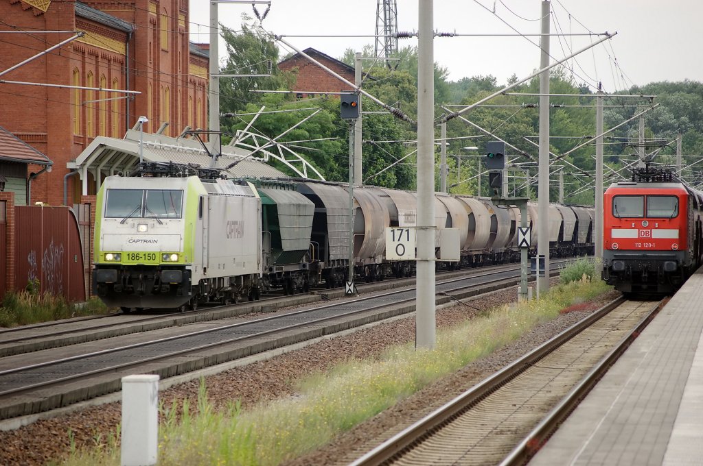 186 150 der Captrain mit einem Getreidezug in Rathenow in Richtung Stendal. 24.07.2010 Gru� zur�ck an den Lokf�hrer!