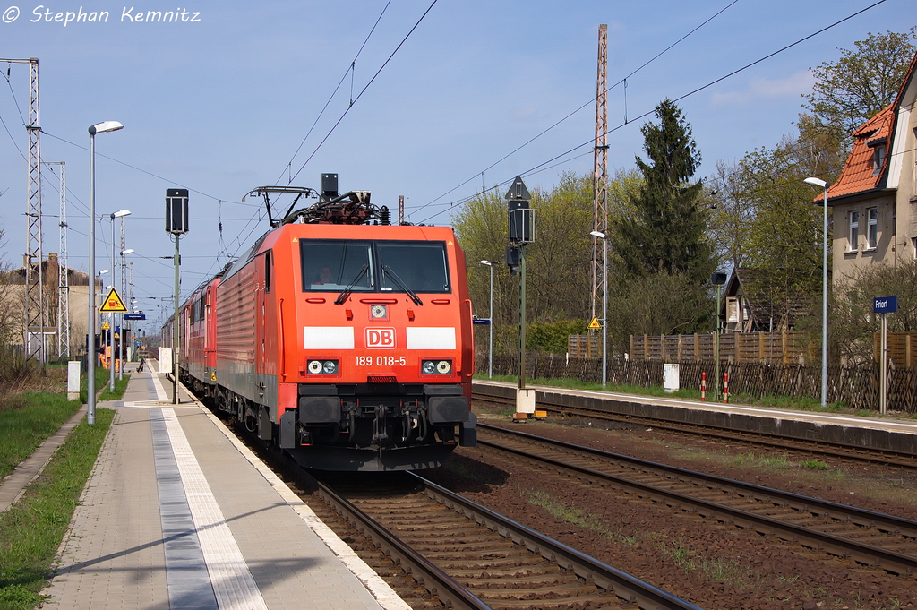 189 018-5 DB Schenker Rail Deutschland AG mit einem Lokzug von Rostock-Seehafen nach Zwickau in Priort. Der Lokzug bestand aus der 151 116-1 (AK-Lok), 180 002-8, 180 007-7, 180 019-2, 180 009-3 und der 180 010-1. Laut Internet sind die f�nf Kn�delpressen wohl an �koda Transportation verkauft worden. Die 151 116-1 wird in N�rnberg erwartet wo ihr neues Leben eingehaucht wird. 24.04.2013 