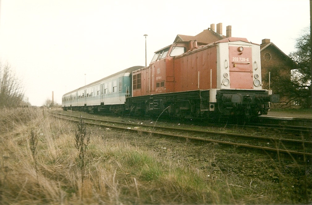 202 726 mit einer Regionalbahn Lauterbach-Bergen/Rgen in Lauterbach.