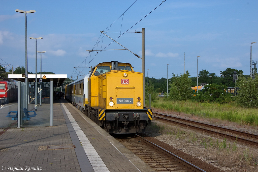 203 308-2 DB Netz AG mit einem Schienenpr�fzug in Rathenow. Der Zug kam �ber die Schnellfahrstrecke Hannover–Berlin gefahren und fuhr am Abzw Rathenow West runter und machte eine kleine Pause. Dann ging es wieder am Abzw Rathenow West wieder auf die Schnellfahrstrecke Hannover–Berlin und der Schienenpr�fzug fuhr in Richtung Stendal zur�ck. Am Zugende befand sich die 203 301-7 DB Netz AG. 28.06.2012