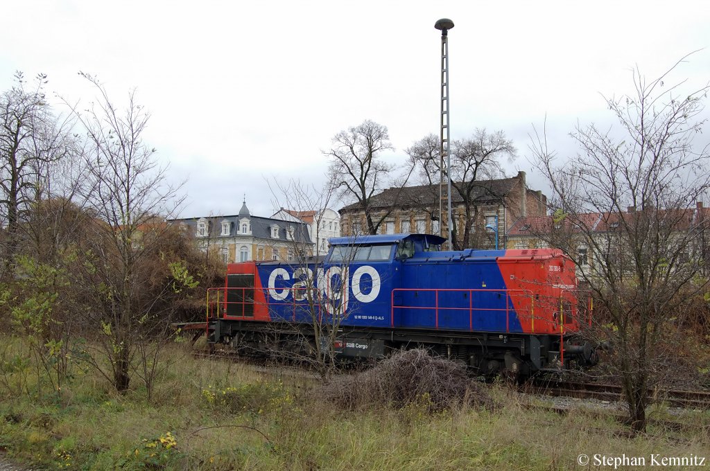 203 383-5 (203 149-0) ex DR 112 383-5 der SBB Cargo Deutschland GmbH steht in Stendal abgestellt. Leider war es nicht m�glich das Bild besser machen zu k�nnen. Dies war die beste Stelle die mir m�glich war, sonst h�tte ich auf die Gleise gehen m�ssen was ja verboten ist. 24.11.2010