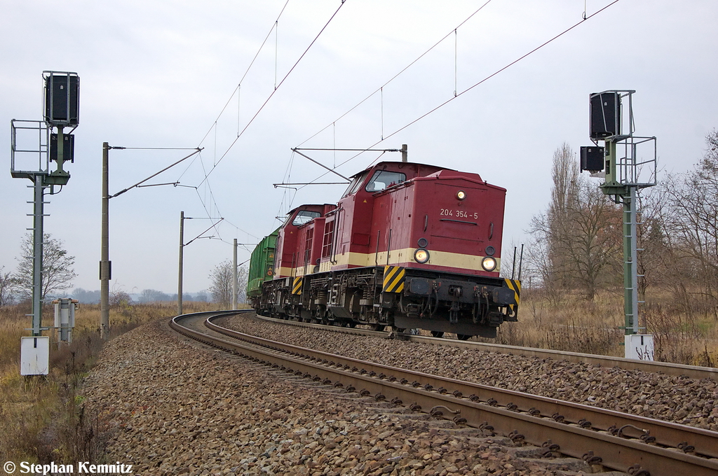 204 354-5 (202 354-7) & 204 347-9 (202 347-1) MTEG - Muldental Eisenbahnverkehrsgesellschaft mbH mit einem leeren Holzzug in Stendal(Wahrburg) und fuhren zum G�terbahnhof weiter, um dort um zusetzen. Nach dem umsetzen fuhren sie in Richtung Wolfsburg weiter. Einen Gru� an den Tf! 23.11.2012