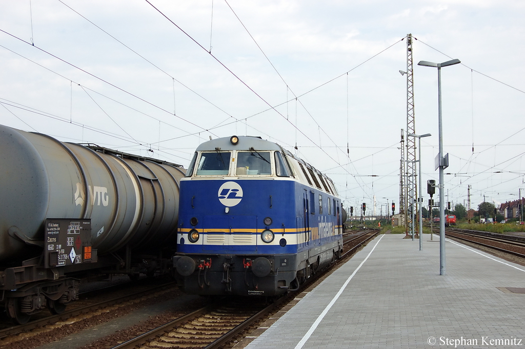 205 (228 412-3) IL - InfraLeuna GmbH beim umsetzen an einem Kesselzug in Gro�korbetha. 23.08.2011