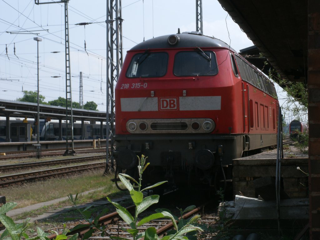 218 315 stand zwar am 21.Mai 2011 in Stralsund am G�terboden g�nstig,so das man die Lok auch von Bahnsteig aus fotografieren k�nnte,nur hat man bei Sonnenschein,am Nachmittag in Stralsund,von Bahnsteig auf die Lok Gegenlicht.