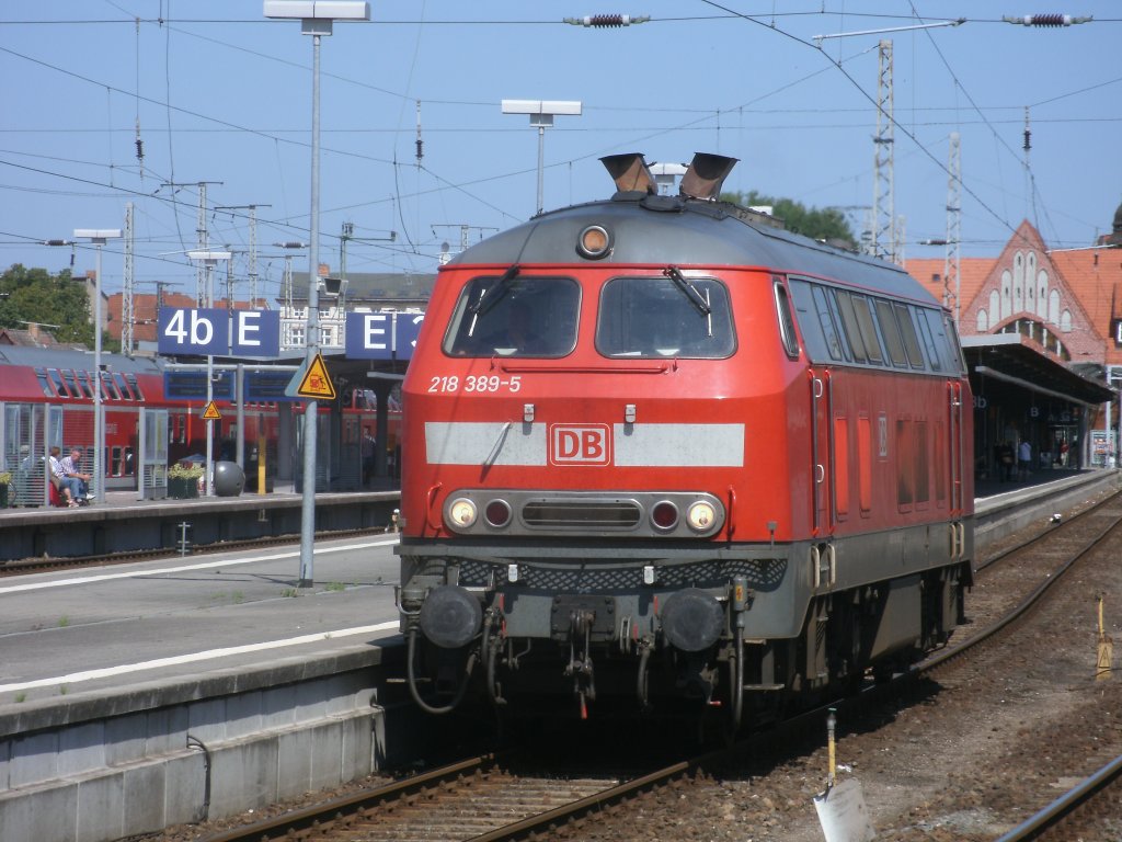 218 389 von DB-Autozug Nieb�ll brachte,am 16.Juli 2011,die Kurswagen von Heringsdorf nach Stralsund.