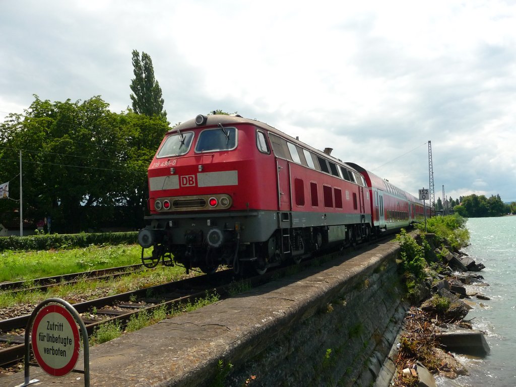 218 438 bef�hrt am 12.07.2012 den Bodenseedamm in Lindau.