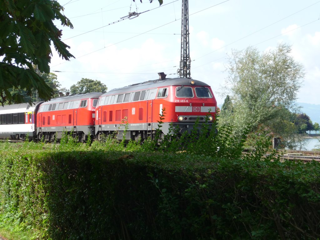 218 463 und eine Schwester bef�rdern einen Eurocity von Lindau nach M�nchen, hier auf dem Bodenseedamm in Lindau.