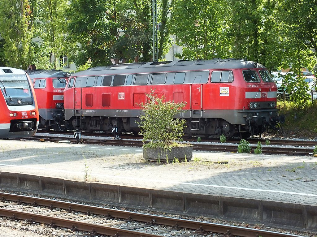 218 481 und 491 haben IC 119 am 23.7.13 wohlbehalten nach Lindau gebracht und d�rfen nun bis zum Mittag des n�chsten Tages Pause machen. Eisenbahnfreunden ist das Zugpaar IC 118/119 vor allen Dingen aufgrund der Bespannung zwischen Stuttgart und M�nster bekannt. Dort kommt regelm��ig die BR103 zum Zug. Links im Bild: 612 077