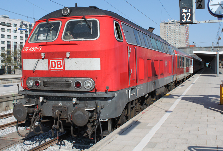 218 489-3 stand am 23.04.2011 mit einem RE nach Memmingen im Hbf Mnchen.