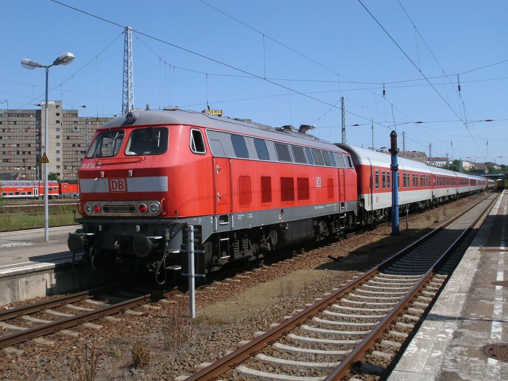 218 839 brachte den Leerpark M�nchen-Berlin S�dkreuz und Paris Est-Berlin S�dkreuz,am 12.Juni 2011,von Berlin Lichtenberg nach Berlin Warschauer Stra�e zur Reinigung.