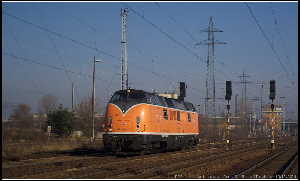 221 135-7 der Bocholter Eisenbahn kommt am 13.11.2011 solo durch Berlin Flughafen Sch�nefeld.