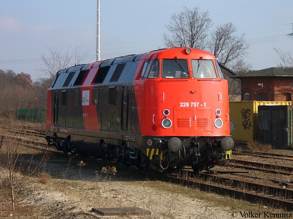 228 757-1 von der Erfurter Bahnservice GmbH stand zu diesem Zeitpunkt noch in Rathenow. Dieser Foto hat gl�cklicherweise mein Vater gemacht. 21.02.2011