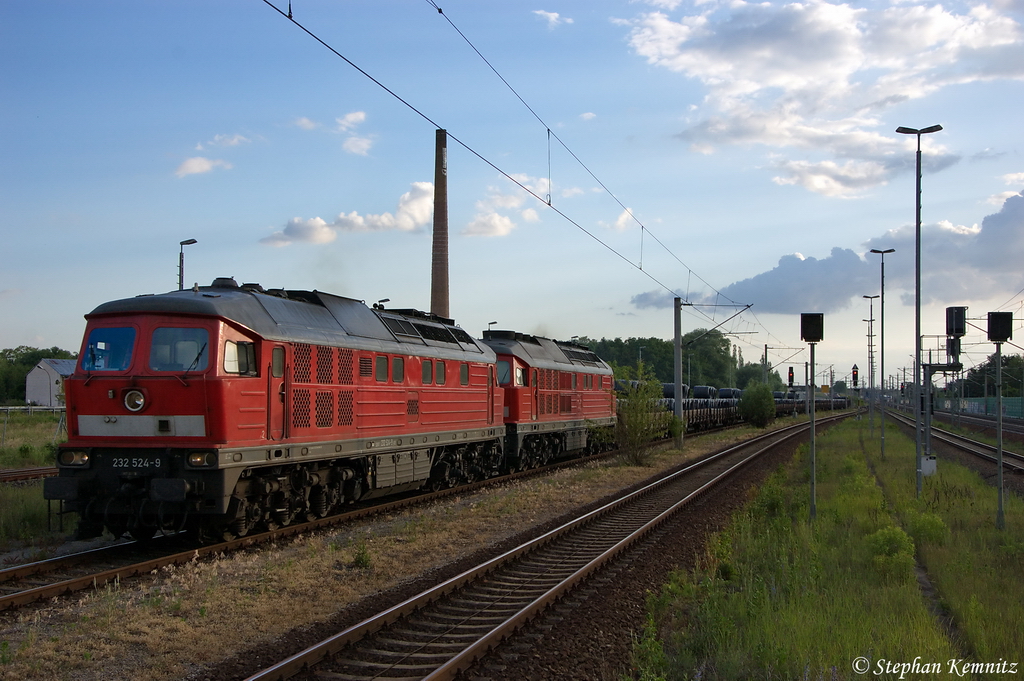 232 524-9 (Alt bel�ftet) & 233 040-5 mit einem Drahtrollenzug aus Brandenburg-Altstadt �ber Rathenow umgeleitet und fuhren in Richtung Wustermark weiter. Hinten schiebt noch 232 379-8 mit. 08.06.2012