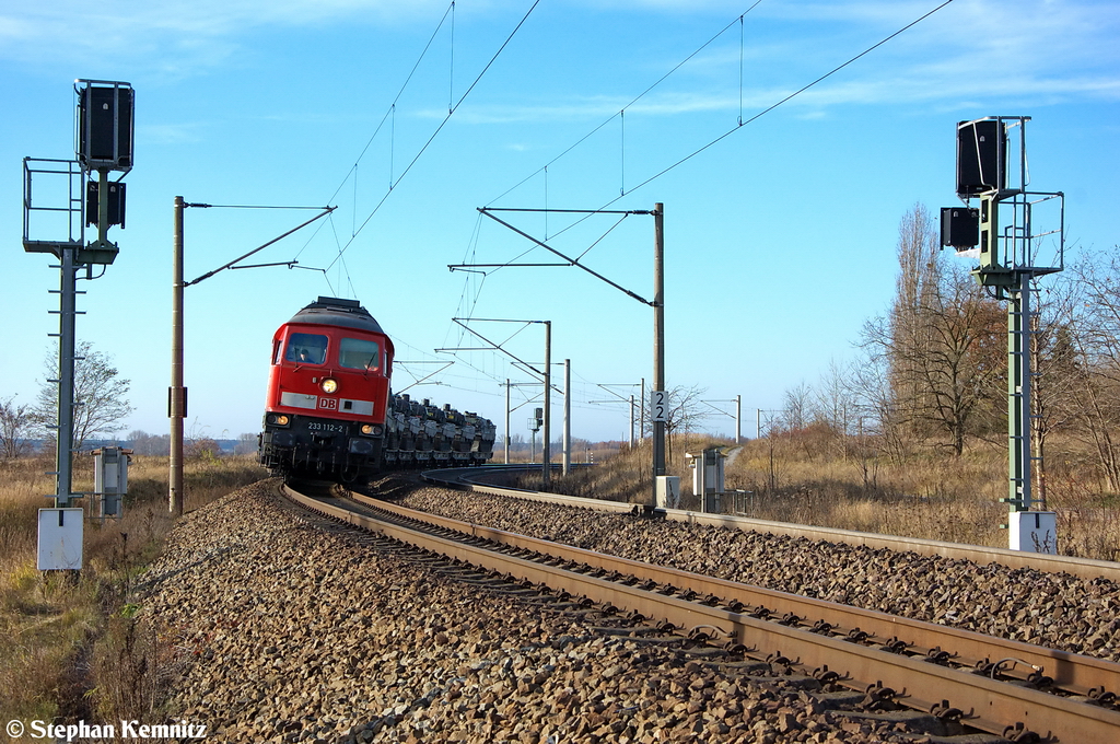 233 112-2 DB Schenker Rail Deutschland AG mit einem Panzerzug der Bundeswehr in Stendal(Wahrburg) und fuhr zum G�terbahnhof weiter. Nach dem Umsetzen fuhr dieser Milit�rzug weiter zum Gefechts�bungszentrum (G�Z) Letzlinger Heide. 22.11.2012