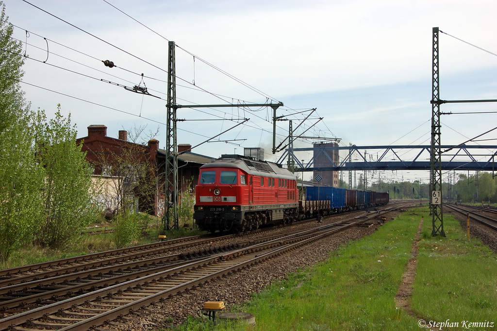 233 219-5 hat im Brandenburger Gbf, von der 155 063-1, einen gemischtem G�terzug �bernommen und bringt diesen hier gerade nach Brandenburg-Altstadt. 30.04.2012