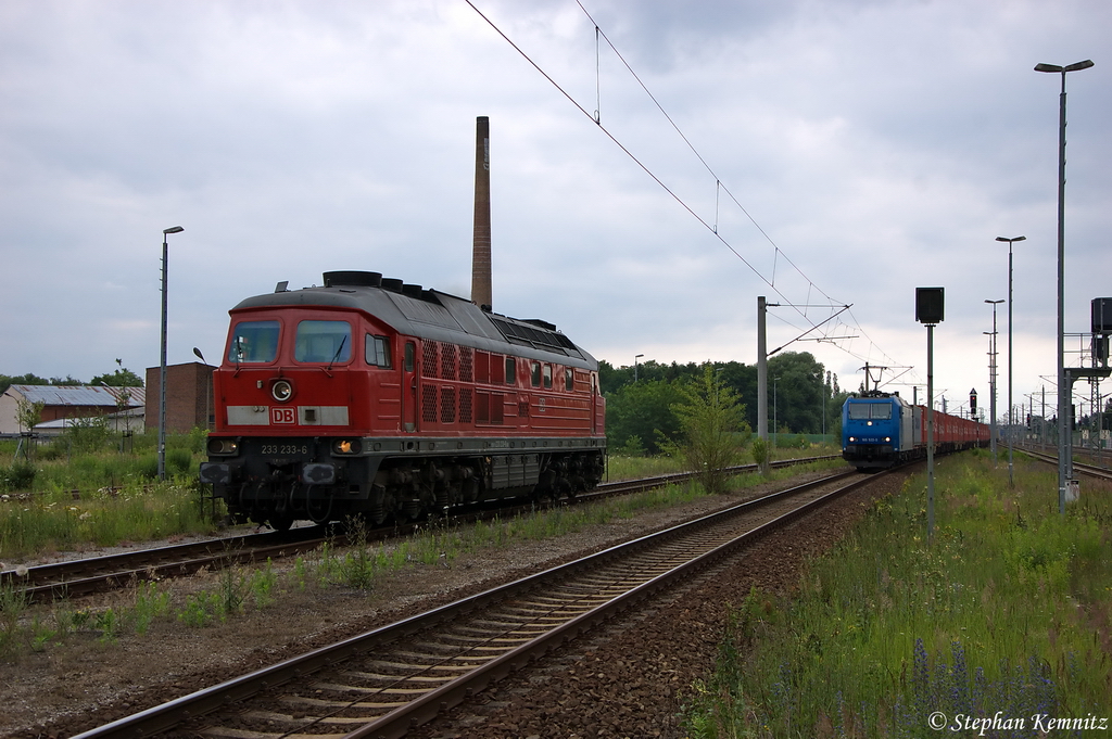 233 233-6 DB Schenker Rail Deutschland AG als Lz aus Brandenburg Altstadt kommend und die 185 522-0 Alpha Trains f�r ITL Eisenbahn GmbH mit einem Containerzug, bei der Einfahrt in Rathenow. Beide fuhren in Richtung Wustermark weiter. 03.07.2012