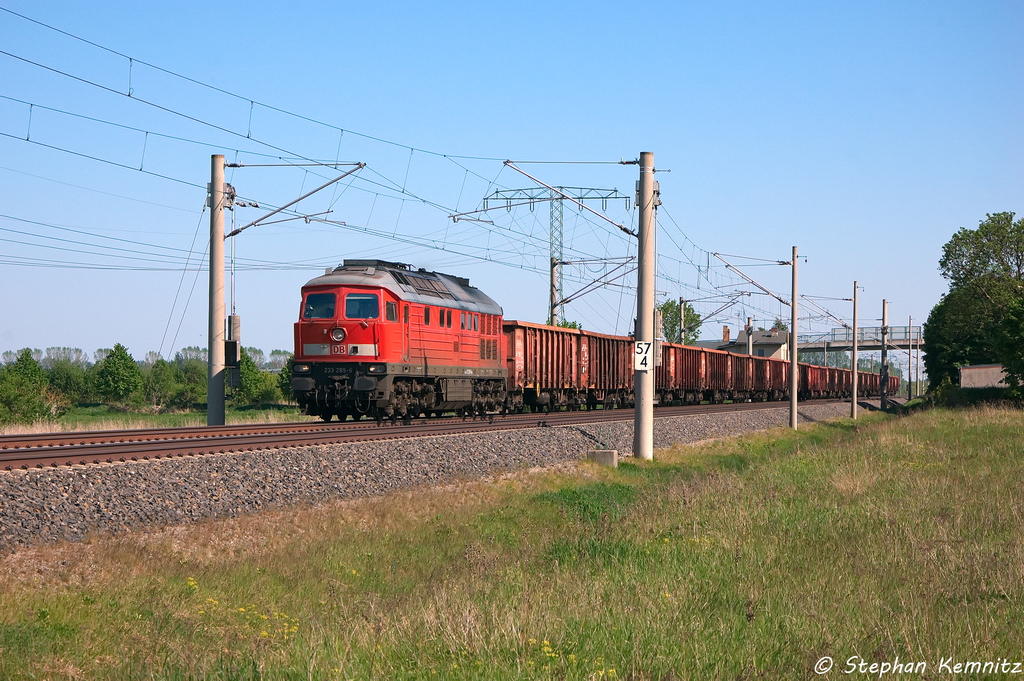 233 285-6 DB Schenker Rail Deutschland AG mit einem Eanos Ganzzug in Vietznitz und fuhr in Richtung Friesack weiter. Netten Gru� an den Tf! 15.05.2013