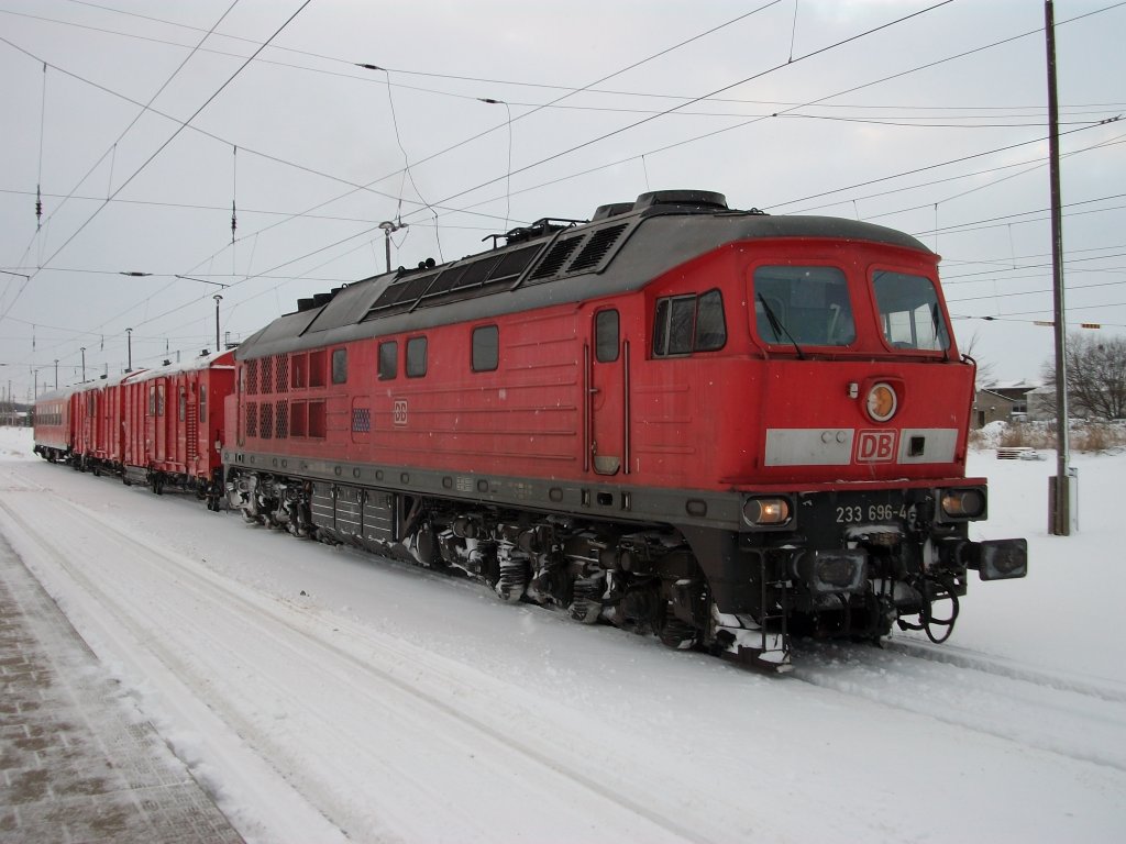 233 696 am 2.Weihnachtstag mit dem Schweriner Hilfszug nach Mukran beim Halt in Bergen/R�gen.