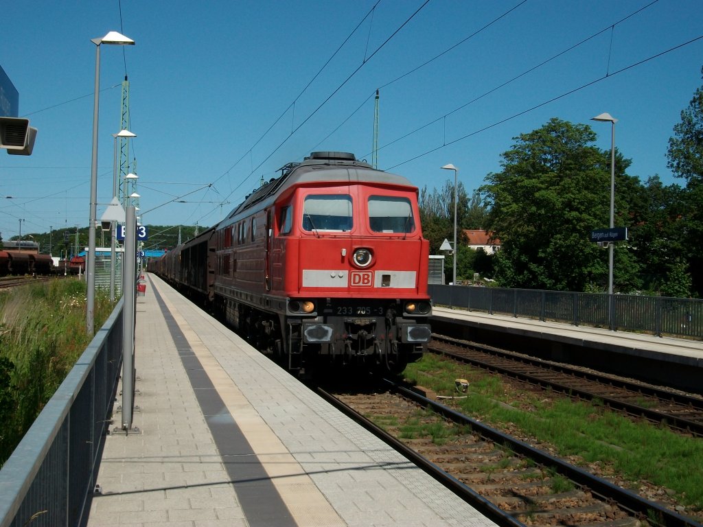 233 705 am Nachmittag vom 22.Juni 2010 bei der Durchfahrt durch Bergen/R�gen.