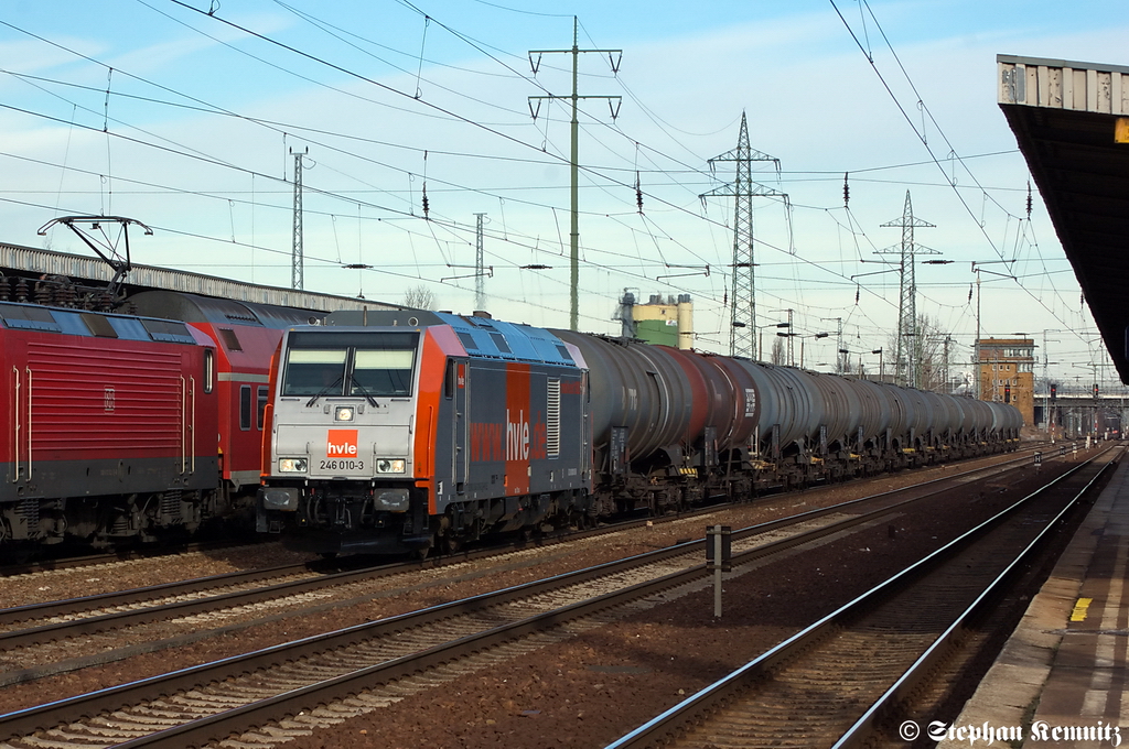 246 010-3 hvle - Havell�ndische Eisenbahn AG mit einem Kesselzug  Ethanol oder Ethanol-L�sung  in Berlin-Sch�nefeld Flughafen in Richtung Genshagener Heide unterwegs. 16.02.2012