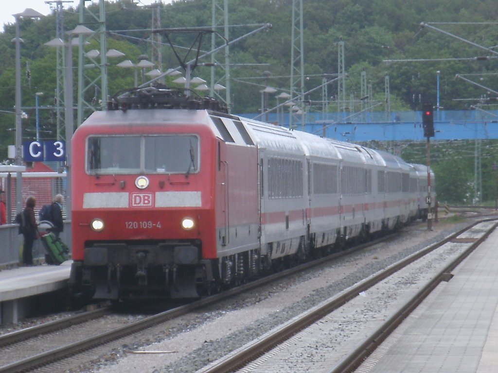 24h zuvor wieder der IC 2213 Binz-Stuttgart,am 31.Mai 2012,mit 120 109-4 wieder beim Halt in Bergen/R�gen.