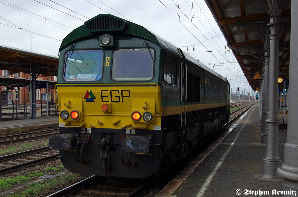 266 005-8 EGP - Eisenbahngesellschaft Potsdam mbH stand f�r kurze Zeit im Stendaler Hbf und der Lokf�hrer war schnell einen Kaffee holen. 11.01.2012