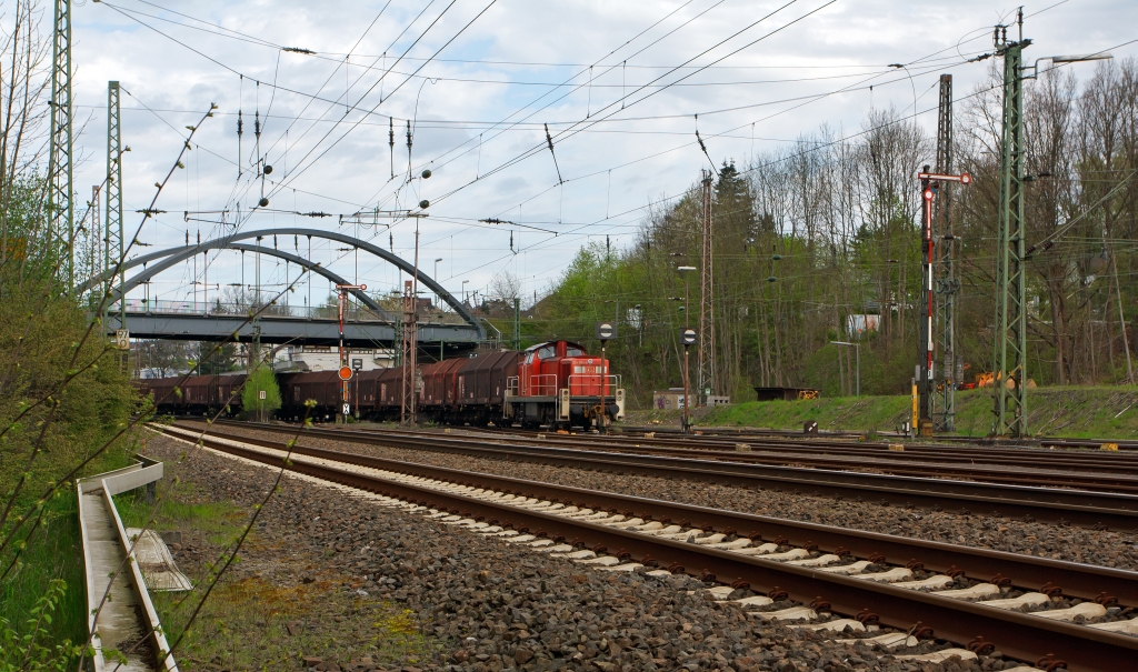 294 584-8 (V 90 remotorisiert) der DB Schenker Rail kommt am 30.04.2012 mit einem Gterzug im Rangierbahnhof Kreuztal an.