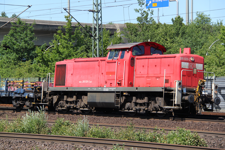 295 020-2 kam mir dann zum 1.Mal vor die Kamera gefahren,Bahnhof Hamburg-Harburg.(04.06.2011)