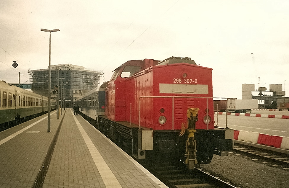 298 307 holte die Kurswagen nach Malm� in Mukran vom Bahnsteig ab.