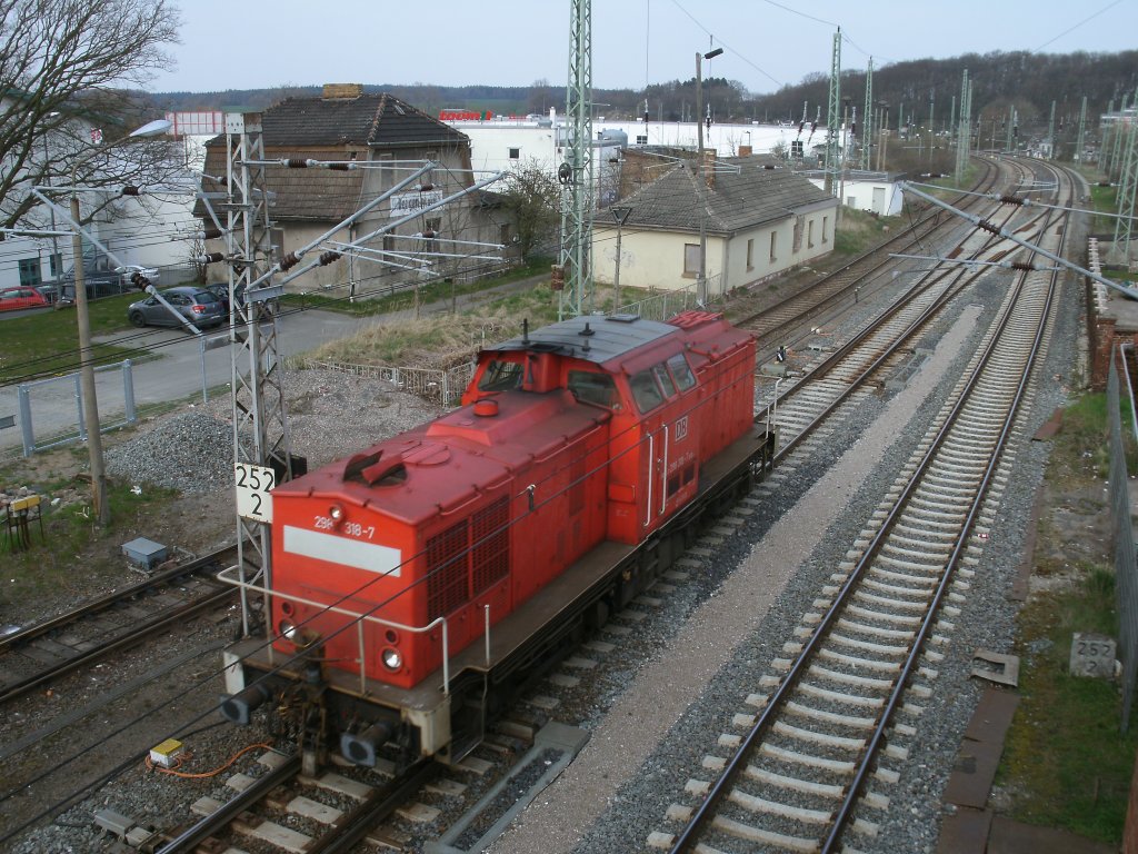 298 318-7 kam,am 18.April 2012,von Mukran unter Fussg�ngerbr�cke in Bergen/R�gen durch nach Stralsund.