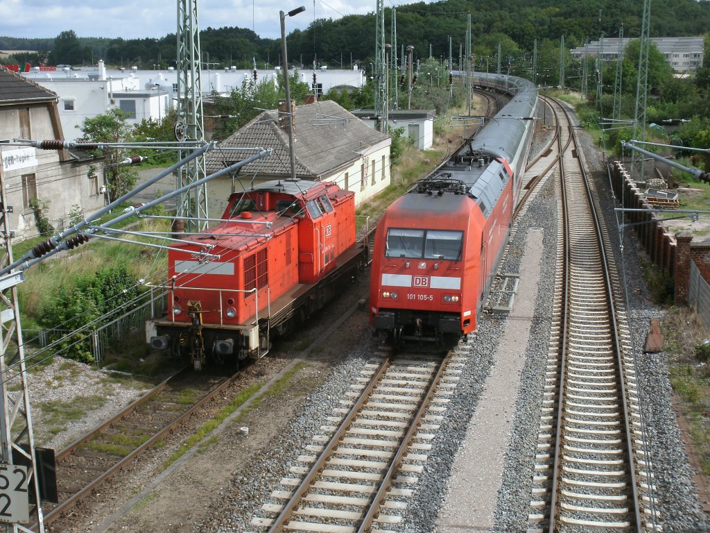 298 318-7 lie�,am 09.August 2012,in Bergen/R�gen,101 105-5 mit dem IC 2213 Binz-Stuttgart vorbei.