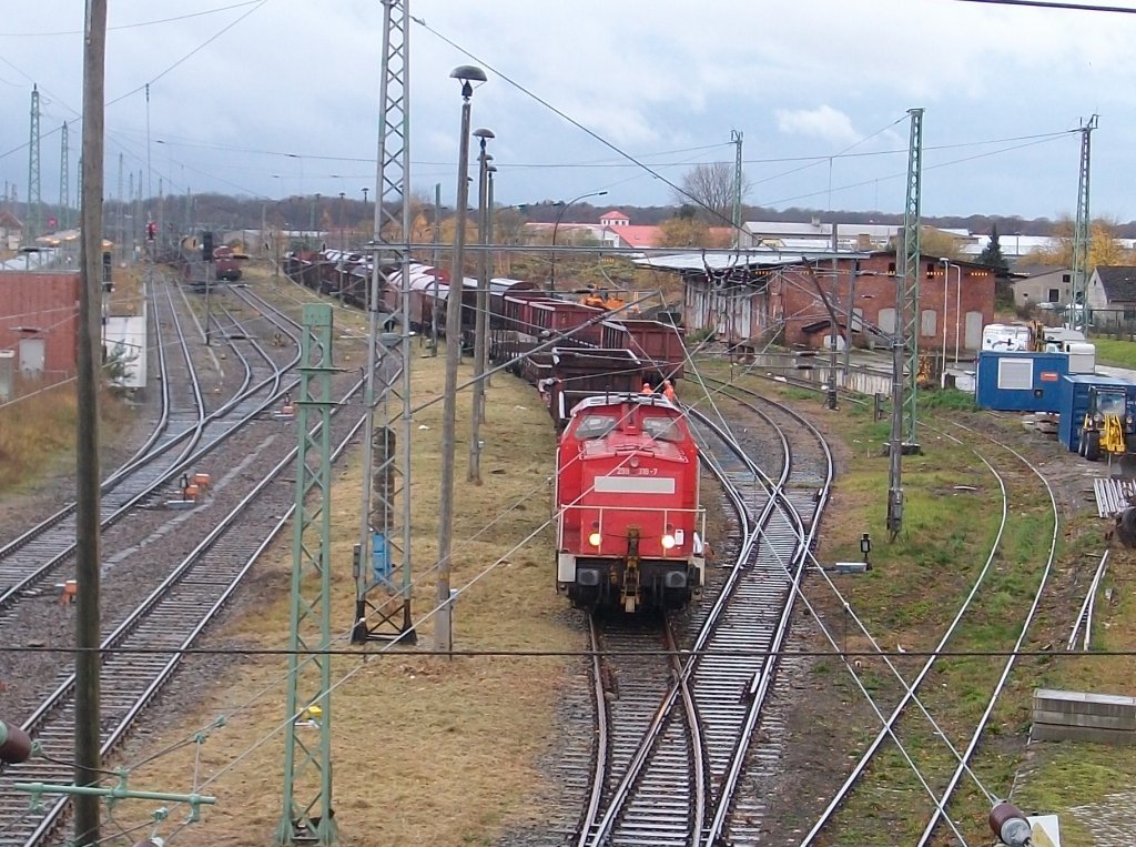 298 318 am 06.November 2010 beim Rangieren der letzten Schadwagen in Bergen/R�gen.