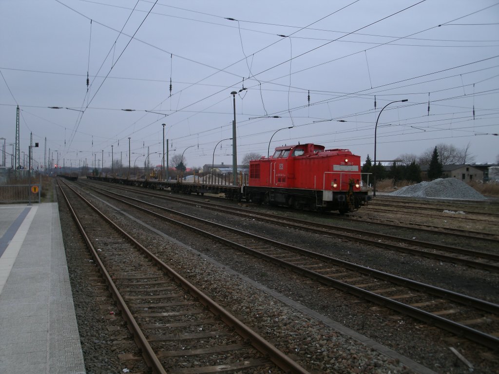 298 318 rangierte am 10.Februar 2011 mehrere Slps-Wagen zum Abstellen in Bergen/R�gen.