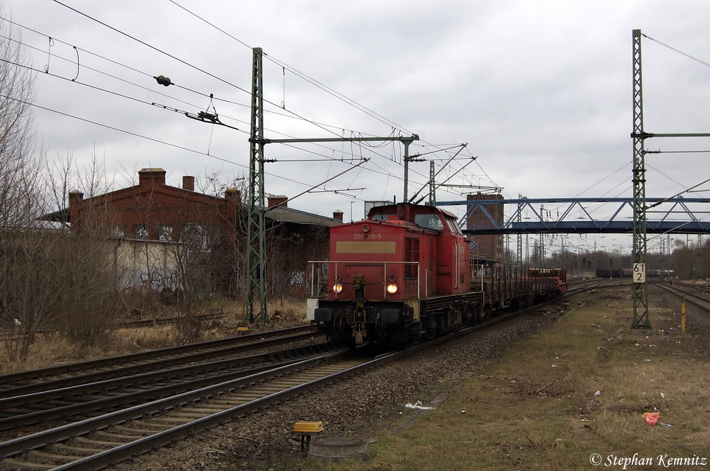 298 319-5 mit einem kurzem G�terzug in Brandenburg und fuhr in Richtung Magdeburg weiter. 13.03.2012