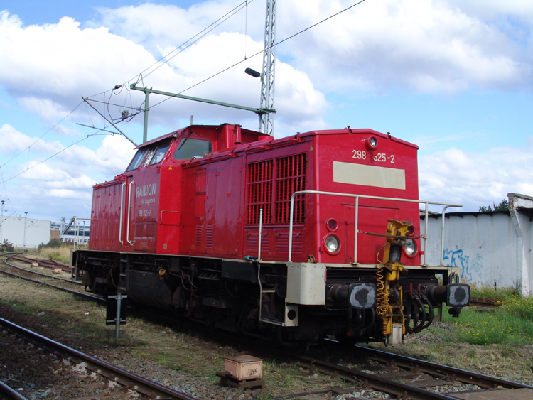 298 325-2 abgestellt in Hhe Bahnhof Wismar am 13.09.08