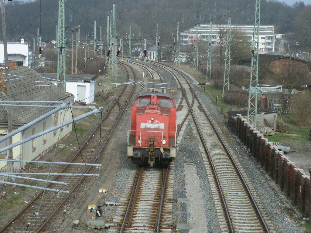 298 325-2 als Lz von Mukran nach Stralsund,am 28.M�rz 2012,an der n�rdlichen Einfahrt von Bergen/R�gen.