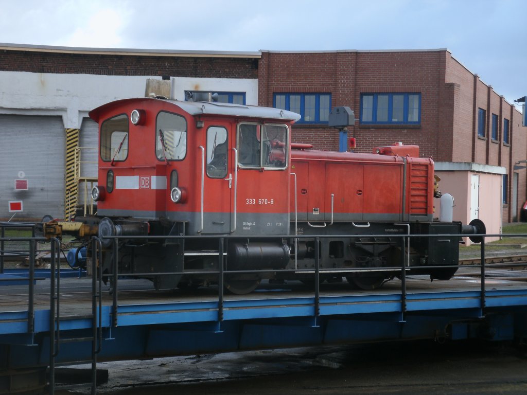 333 670 mu�te f�r 03 1010,am 17.Dezember 2011,die Drehscheibe im Bh Rostock r�umen.